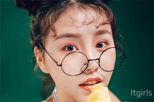 化妆什么时候贴假睫毛，一定要放在眼部打底之后  假睫毛 化妆 第3张