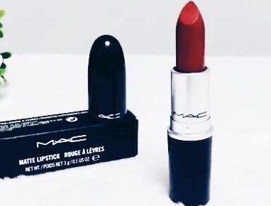 mac口红有一层白霜怎么回事，mac口红外面一层像长霉了的