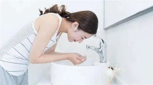 买洗面奶别瞎跟风，爆款不一定实用