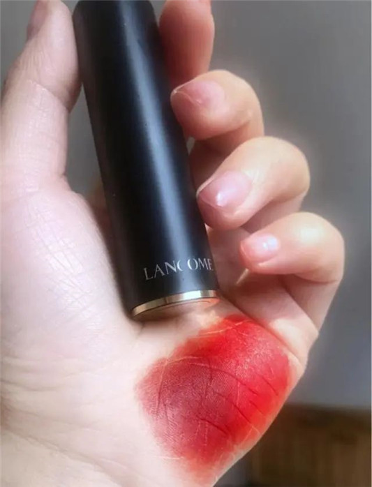 黄皮女生用什么口红显白「阿玛尼415惊艳 雅诗兰黛333首选」  口红 雅诗兰黛 阿玛尼 第7张