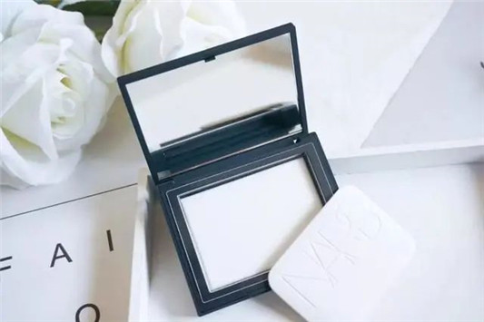 Nars蜜粉饼可以让你用到铁皮的定妆神器，绝对是粉饼中的战斗机