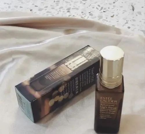 大牌精华合集「高能小棕瓶质地更黏稠 小黑瓶保湿效果不错」