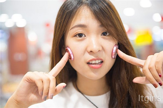 如何去除额头前皱纹，教你找回年轻活力  护肤技巧 额头皱纹 第2张