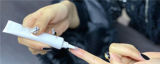 抗蓝光眼霜和精华使用顺序