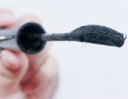 经常涂睫毛膏睫毛会变长吗?睫毛会掉吗?  睫毛膏 彩妆 第2张