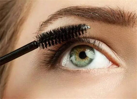 经常涂睫毛膏睫毛会变长吗?睫毛会掉吗?  睫毛膏 彩妆 第3张