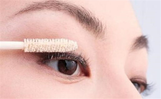 经常涂睫毛膏睫毛会变长吗?睫毛会掉吗?  睫毛膏 彩妆 第5张