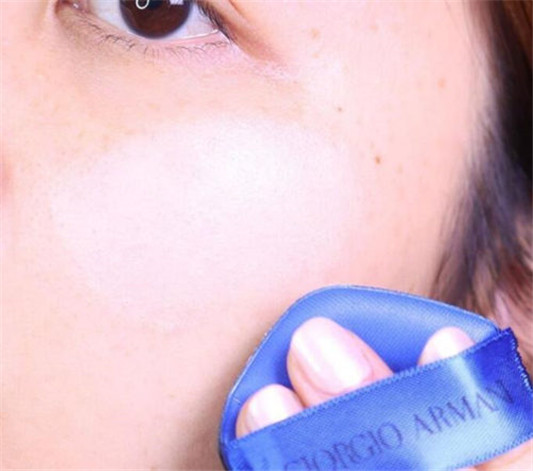 阿玛尼蓝色**气垫好用吗,新品测评 阿玛尼 气垫 彩妆 第4张 阿玛尼蓝色**气垫好用吗,新品测评 阿玛尼 气垫 彩妆 第4张