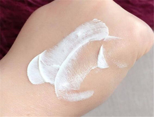 疫情下戴口罩怎么不沾粉底,防止口罩蹭粉底方法 口罩 粉底 彩妆 第6张 疫情下戴口罩怎么不沾粉底,防止口罩蹭粉底方法 口罩 粉底 彩妆 第6张