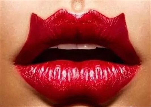 国外最近流行的**浪魔鬼唇形怎么画 魔鬼唇形 彩妆 第3张 国外最近流行的**浪魔鬼唇形怎么画 魔鬼唇形 彩妆 第3张