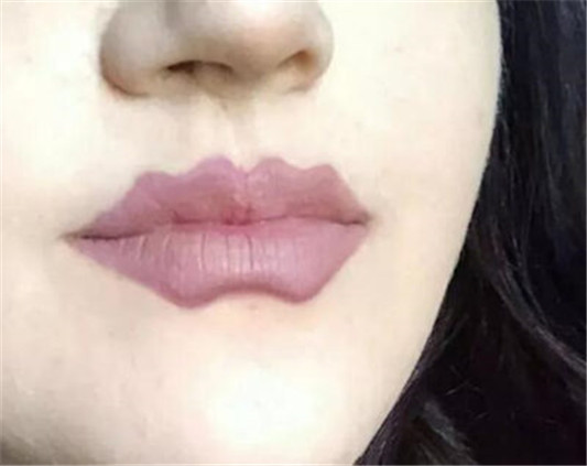 国外最近流行的**浪魔鬼唇形怎么画 魔鬼唇形 彩妆 第4张 国外最近流行的**浪魔鬼唇形怎么画 魔鬼唇形 彩妆 第4张