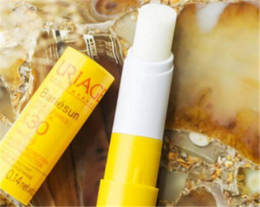 防晒润唇膏晚上可以涂吗，睡觉需要卸妆吗