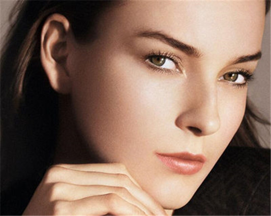 阿玛尼**和权力优点，分别适合什么肤质  阿玛尼 粉底液 彩妆 第5张