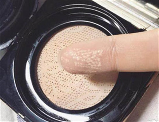 干皮适合气垫还是粉底液好用呢  干皮 气垫 粉底液 彩妆 第2张