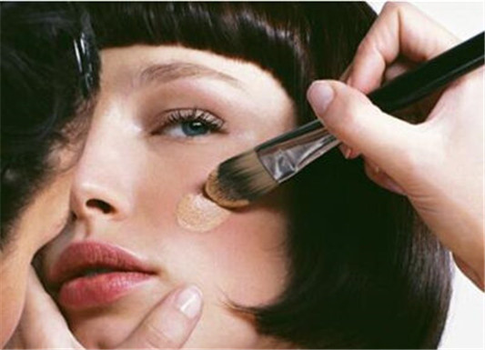 干皮适合气垫还是粉底液好用呢  干皮 气垫 粉底液 彩妆 第3张