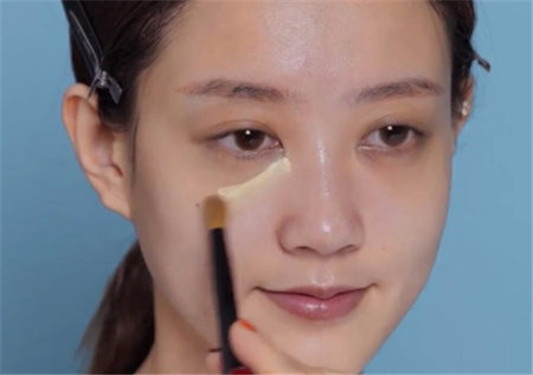 遮瑕膏如何遮眼袋，什么颜色合适  遮瑕膏 遮眼袋 彩妆 第2张
