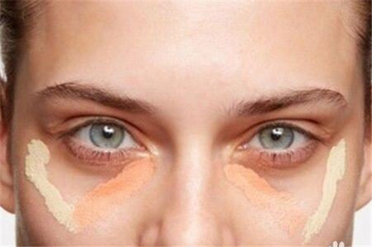 遮瑕膏如何遮眼袋，什么颜色合适  遮瑕膏 遮眼袋 彩妆 第3张