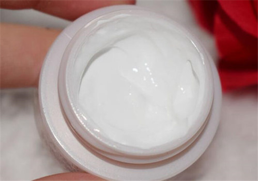 素颜霜多久补一次，怎么防止太快脱妆