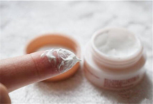素颜霜多久补一次,怎么防止太快脱妆 素颜霜 脱妆 彩妆 第3张 素颜霜多久补一次,怎么防止太快脱妆 素颜霜 脱妆 彩妆 第3张