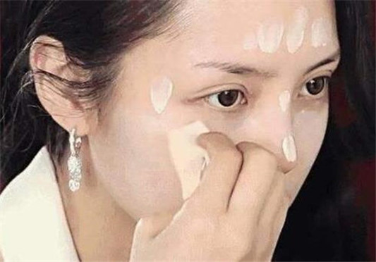 素颜霜多久补一次,怎么防止太快脱妆 素颜霜 脱妆 彩妆 第5张 素颜霜多久补一次,怎么防止太快脱妆 素颜霜 脱妆 彩妆 第5张