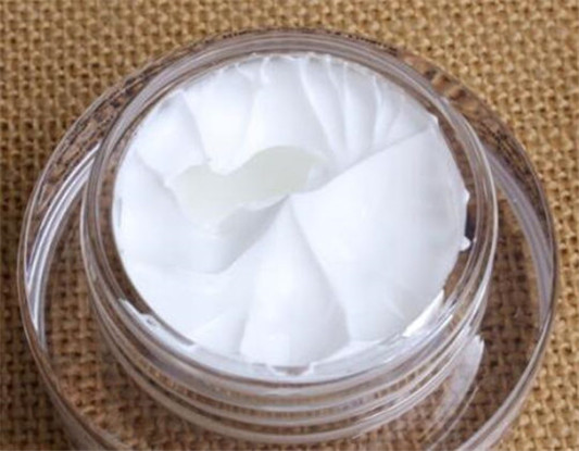 先用素颜霜还是妆前乳 素颜霜应该怎么擦