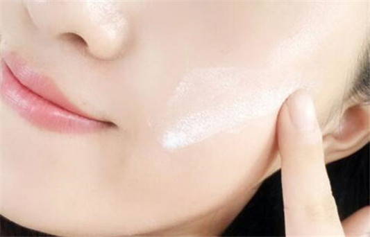 先用素颜霜还是妆前乳 素颜霜应该怎么擦  素颜霜 妆前乳 彩妆 第5张