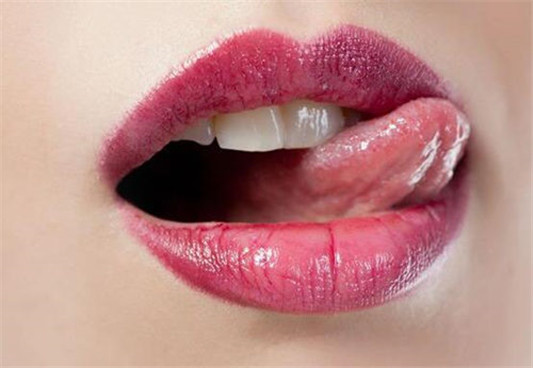 一涂口红就脱皮怎么办 几个小妙招解决 口红 脱皮 小妙招 彩妆 第4张 一涂口红就脱皮怎么办 几个小妙招解决 口红 脱皮 小妙招 彩妆 第4张