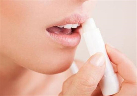一涂口红就脱皮怎么办 几个小妙招解决 口红 脱皮 小妙招 彩妆 第6张 一涂口红就脱皮怎么办 几个小妙招解决 口红 脱皮 小妙招 彩妆 第6张