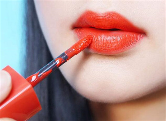 一涂口红就脱皮怎么办 几个小妙招解决 口红 脱皮 小妙招 彩妆 第8张 一涂口红就脱皮怎么办 几个小妙招解决 口红 脱皮 小妙招 彩妆 第8张