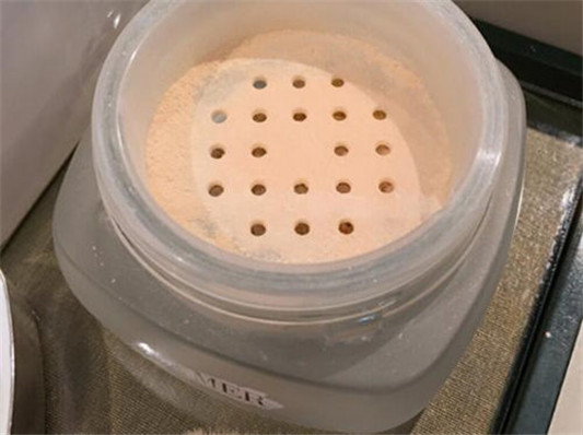 海蓝之谜蜜粉好用吗，怎么用  蜜粉 海蓝之谜 彩妆 第2张