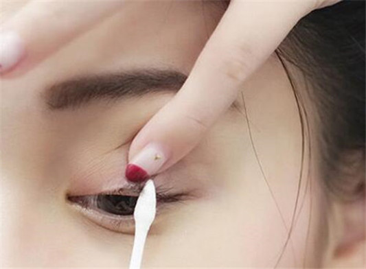 内眼线卸不干净怎么办 几个小技巧值得学习  内眼线 卸妆 彩妆 第5张