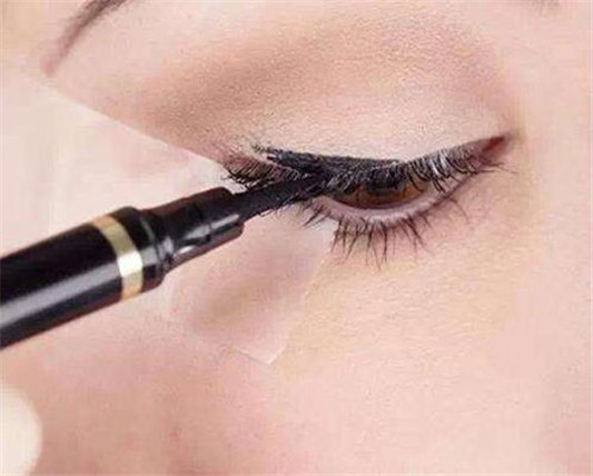 mistine的眼线晕染严重是真的么 眼线晕妆怎么补救 眼线 mistine 晕妆 彩妆 第5张 mistine的眼线晕染严重是真的么 眼线晕妆怎么补救 眼线 mistine 晕妆 彩妆 第5张