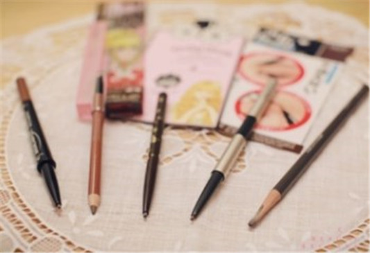 眉粉和眉笔哪个持久更自然  眉笔 眉粉 彩妆 第2张