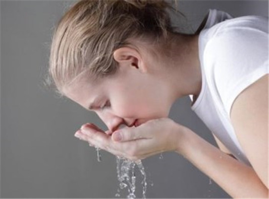 卸妆乳可以用在眼部吗 这些卸妆误区不要踩 卸妆乳 眼部 误区 彩妆 第3张 卸妆乳可以用在眼部吗 这些卸妆误区不要踩 卸妆乳 眼部 误区 彩妆 第3张