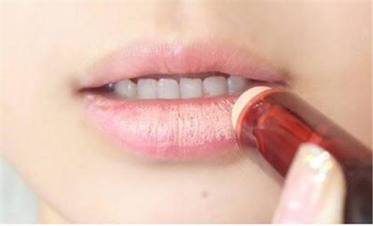 嘴型不好看怎么化好看 这几种唇妆弥补缺点  嘴型 缺点 唇妆 彩妆 第4张