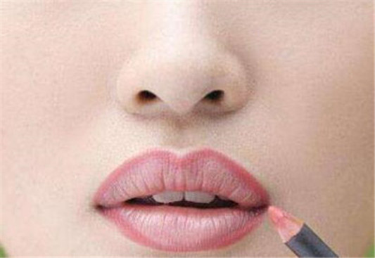 嘴型不好看怎么化好看 这几种唇妆弥补缺点  嘴型 缺点 唇妆 彩妆 第5张