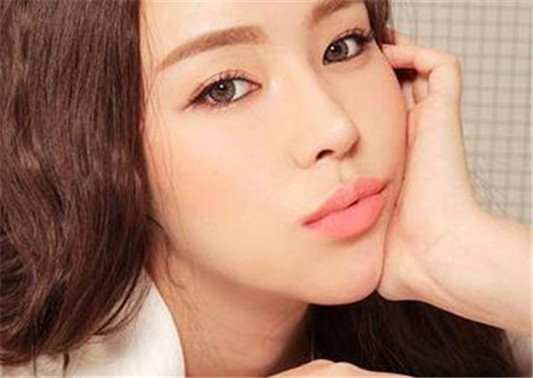 嘴巴又大又厚怎么化妆 几个小技巧显嘴小精致