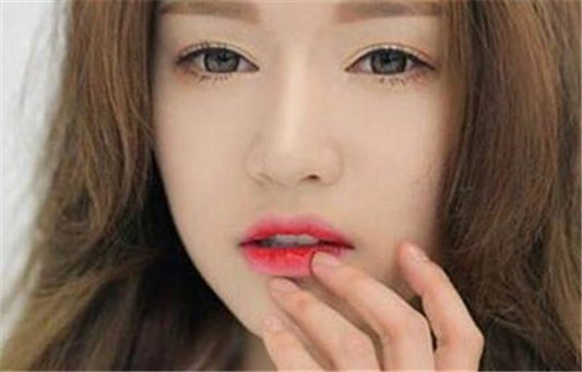 嘴巴又大又厚怎么化妆 几个小技巧显嘴小精致 嘴巴 技巧 化妆 彩妆 第2张 嘴巴又大又厚怎么化妆 几个小技巧显嘴小精致 嘴巴 技巧 化妆 彩妆 第2张