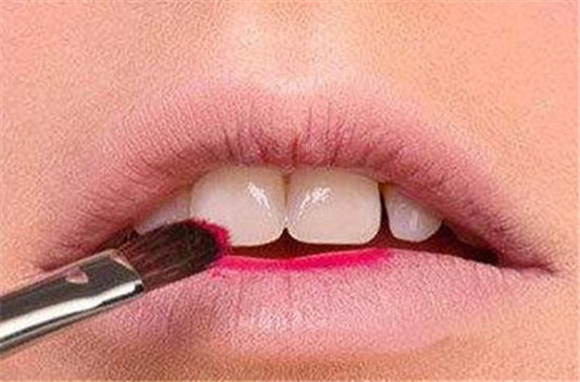 嘴巴又大又厚怎么化妆 几个小技巧显嘴小精致 嘴巴 技巧 化妆 彩妆 第3张 嘴巴又大又厚怎么化妆 几个小技巧显嘴小精致 嘴巴 技巧 化妆 彩妆 第3张