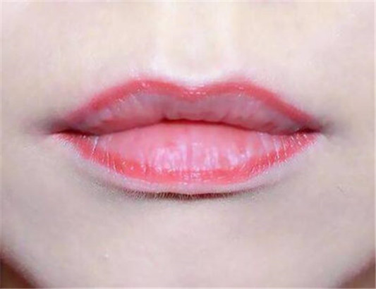 嘴巴又大又厚怎么化妆 几个小技巧显嘴小精致 嘴巴 技巧 化妆 彩妆 第5张 嘴巴又大又厚怎么化妆 几个小技巧显嘴小精致 嘴巴 技巧 化妆 彩妆 第5张