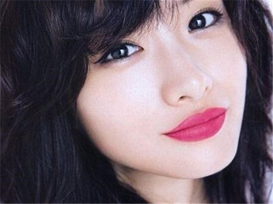 嘴巴又大又厚怎么化妆 几个小技巧显嘴小精致 嘴巴 技巧 化妆 彩妆 第7张 嘴巴又大又厚怎么化妆 几个小技巧显嘴小精致 嘴巴 技巧 化妆 彩妆 第7张