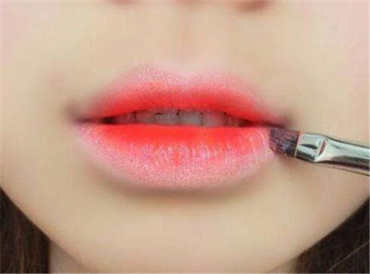 一支口红怎么涂咬唇妆 超简单的三种涂法 口红 咬唇妆 涂法 彩妆 第4张 一支口红怎么涂咬唇妆 超简单的三种涂法 口红 咬唇妆 涂法 彩妆 第4张