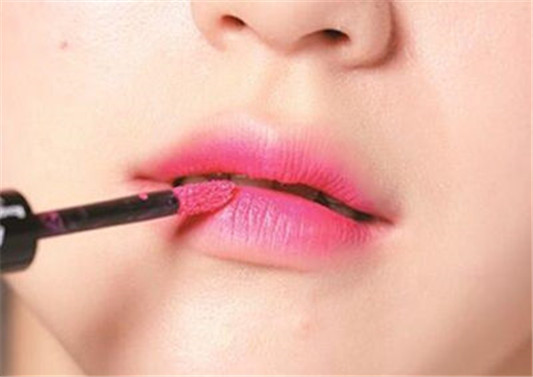 一支口红怎么涂咬唇妆 超简单的三种涂法 口红 咬唇妆 涂法 彩妆 第5张 一支口红怎么涂咬唇妆 超简单的三种涂法 口红 咬唇妆 涂法 彩妆 第5张