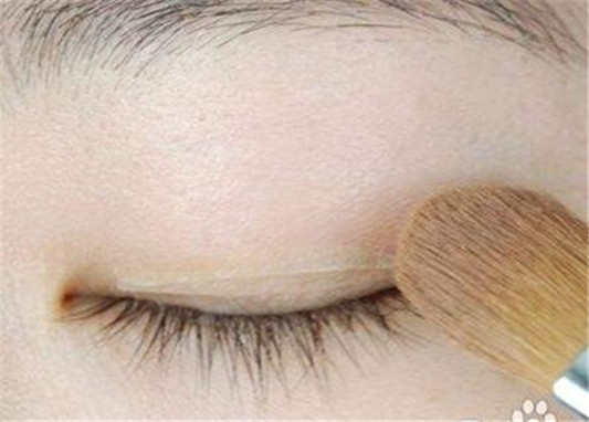 经常贴双眼皮贴的危害这么多 你还贴吗 贴双眼皮 危害 彩妆 第4张 经常贴双眼皮贴的危害这么多 你还贴吗 贴双眼皮 危害 彩妆 第4张