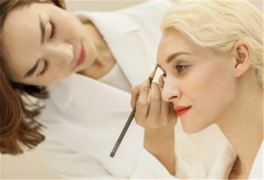 纹眉后用眉粉还是眉笔 纹眉后要注意什么 纹眉 眉笔 眉粉 彩妆 第2张 纹眉后用眉粉还是眉笔 纹眉后要注意什么 纹眉 眉笔 眉粉 彩妆 第2张