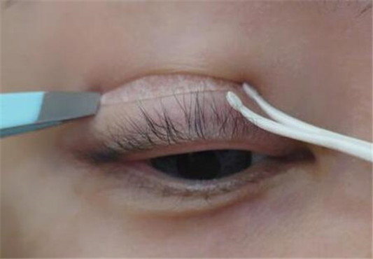 纯单眼皮怎么贴双眼皮 方法教程图解  单眼皮 贴双眼皮 方法 彩妆 第3张