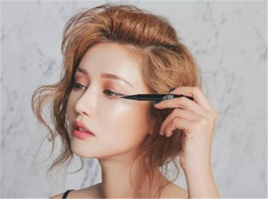 内眼线什么颜色好看 教你快速画好内眼线
