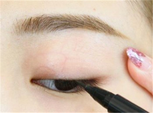 内眼线什么颜色好看 教你快速画好内眼线  内眼线 颜色 彩妆 第3张