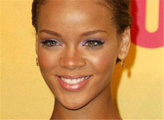 黑皮肤适合什么样口红 这些色号初秋正当时