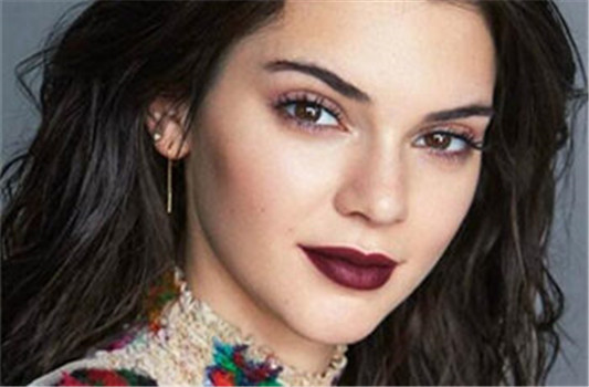 黑皮肤适合什么样口红 这些色号初秋正当时  口红 黑皮肤 彩妆 第3张